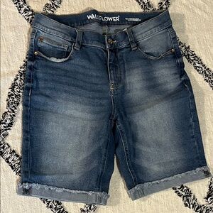 NWOT Wallflower Light/Medium Wash Size 9 Denim Bermuda Shorts